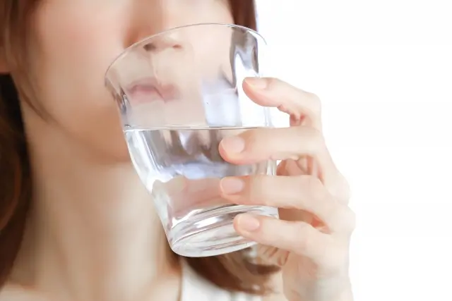 水を飲む女性