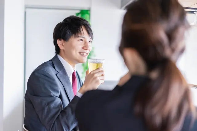 お酒を飲む男性