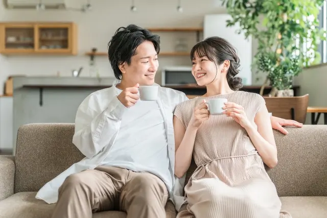 コーヒーを飲む男性と女性