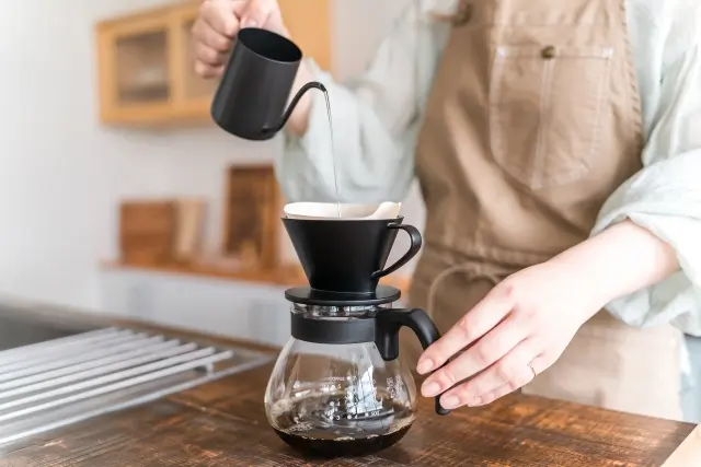 コーヒーを淹れる女性の手元